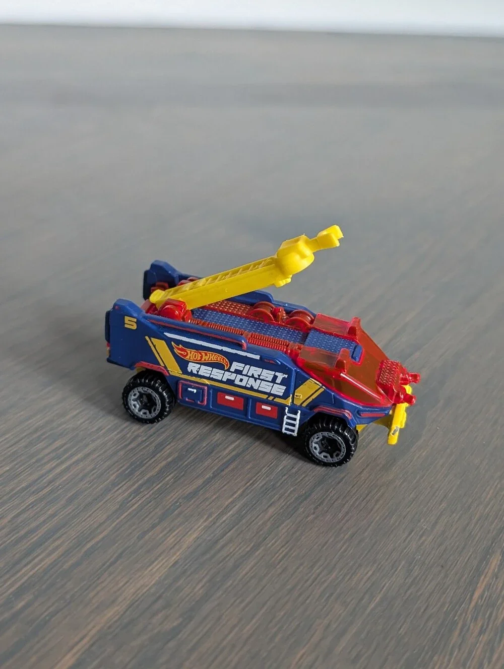 Hot Wheels Runway Res-Q First Response Truck Blue Yellow 2018